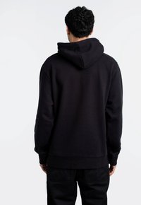 Sudadera con capucha negra de mangas largas, hecha de una tela suave. Presenta un bolsillo tipo canguro y puños y dobladillo acanalados.