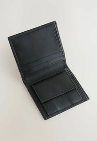 Schwarzes Lederportemonnaie mit texturiertem Finish. Verfügt über mehrere Kartenfächer und ein flaches Fach. Im geschlossenen Zustand hat es eine schlanke, rechteckige Form.