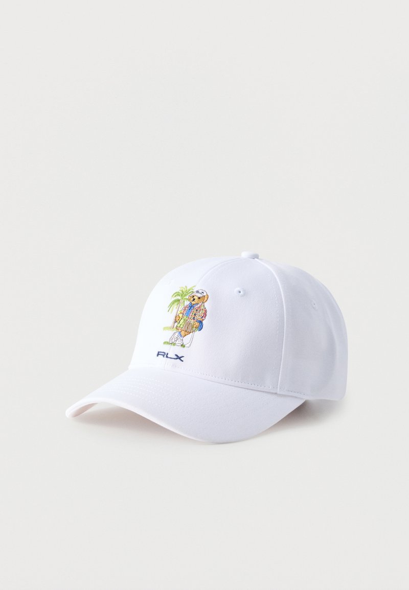 Gorra de béisbol blanca con un oso bordado que lleva ropa tropical y sombrero, de pie junto a una palmera, con el texto "RLX" debajo.
