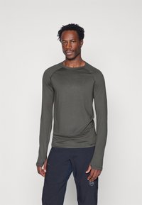 Peak Performance SPIRIT CREW - Top s dlhým rukávom - olive extreme