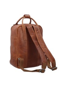 Zaino in pelle marrone con un design strutturato, spallacci in tessuto regolabili, manico superiore e dettagli di cucitura visibili.