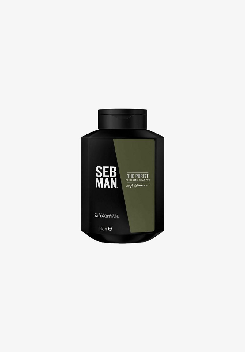 Zwarte fles van SEB MAN Purifying Shampoo, met een matte afwerking, rechthoekige vorm en een groen etiket met witte tekst. Capaciteit van 250 ml.