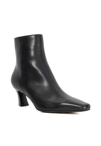 Bottine en cuir noir avec un bout pointu, texture lisse et un talon large de hauteur intermédiaire. Design simple et épuré sans embellissements.