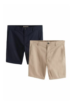 Zwei Paare maßgeschneiderte Herrenshorts, eines in Marineblau und eines in Beige, beide mit Gürtelschlaufen, Vordertaschen und Knopfverschluss.