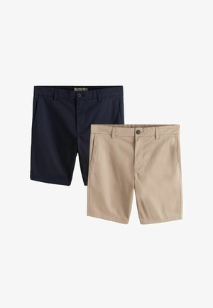 Két pár férfi szabott rövidnadrág, egy sötétkék és egy bézs, mindkettő övcsíkkal, első zsebekkel és gombos rögzítéssel.