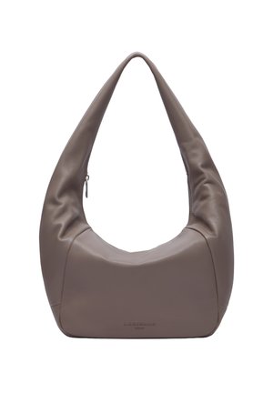 Schultertasche aus taupefarbenem Leder mit breitem Riemen, geschwungenem oberen Abschluss, Reißverschluss und dezent eingeprägtem Logo im unteren Zentrum.