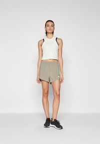 adidas Performance W MIN 2IN1 SHO - Pantalón corto de deporte - silver pebble