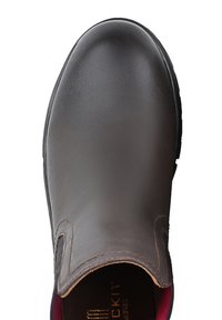 Ciemnobrązowy skórzany but wsuwany o gładkim wykończeniu, zaokrąglonym czubku, stębnowanych detalach i kontrastującym kolorze wnętrza. Trwała gumowa podeszwa.