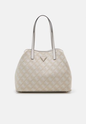 Sac fourre-tout beige avec un motif subtil, deux bretelles blanches et un petit logo métallique triangulaire au centre avant.