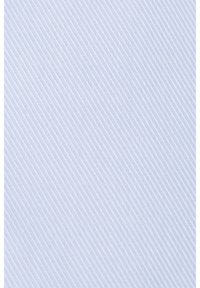 Jasnoniebieska tkanina z subtelnym wzorem w ukośne paski, wykonana z tkanej materii, ukazująca gładką fakturę i miękkie wykończenie.