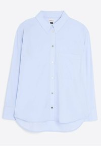 Ljusblå skjorta med knäppning som har en spridd krage, långa ärmar, framficka, rundad nederkant och pärlemorknappar. Tillverkad av bomullsblandat material.