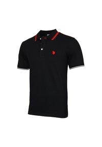 Polo noir avec des accents de col rouge et un petit logo brodé. Manches courtes avec un bord blanc aux poignets. Fabriqué en coton.