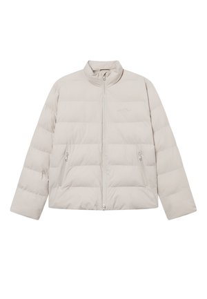 Lichtbeige pufferjack met een hoge kraag, horizontale stiksels, twee ritszakken aan de zijkant en een ritsluiting aan de voorkant.