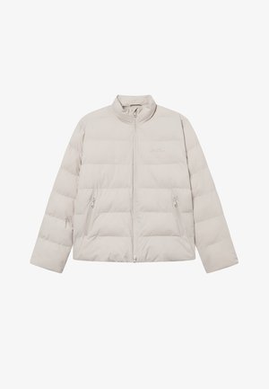 Heledbeez puffer-jakk, millel on kõrge krae, horisontaalsed õmblused, kaks lukuga küljetaskut ja eesmine lukuga sulgemine.