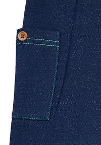Marineblauwe geborduurde stof met een klein patch pocket, voorzien van een houten knoop en contrasterende groene stiknaden langs de rand van de zak.