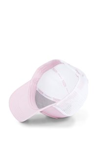 Casquette de baseball rose avec un devant structuré, un dos en mesh et un visière courbée. Présente un branding intérieur et des détails de couture.