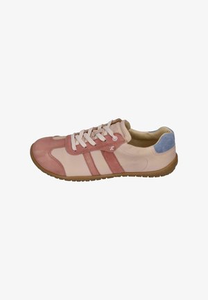 Sneaker in light pink leather with a rubber sole, featuring pink suede accents and blue rear detail. Lace-up front with white laces.