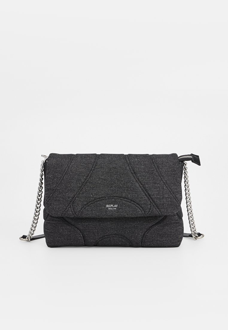 Borsa a tracolla in tessuto trapuntato nero con tracolla in catena argentata e logo "Replay Since 1981" sulla patta frontale.