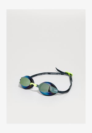 Lunettes de natation avec une monture bleu foncé, des accents verts et des verres miroir. Présente un design profilé pour réduire la résistance à l'eau.