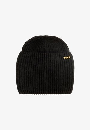 Gorro de lana negra tejido con textura de canalé. Presenta un pequeño acento de logotipo dorado en el costado, parte superior redondeada y ajuste ceñido.