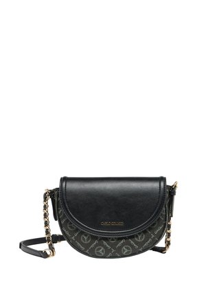 Sac bandoulière demi-lune noir avec une chaîne dorée et un motif de logo, arborant "Carlo Colucci" embossé sur le rabat en cuir lisse.