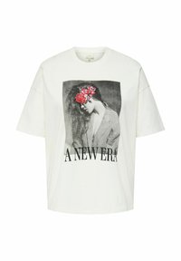 Camiseta blanca de algodón con un corte holgado, que presenta un gráfico en blanco y negro de una mujer con flores rojas y el texto "UNA NUEVA ERA" en la parte inferior.