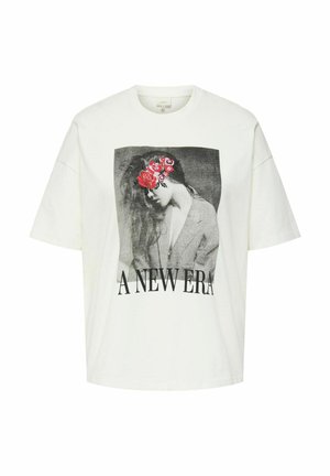 Witte katoen t-shirt met een losse pasvorm, voorzien van een zwart-wit grafiek van een vrouw met rode bloemen en de tekst "A NEW ERA" onderaan.