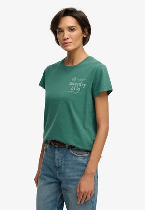 Grøn bomulds-t-shirt med rund halsudskæring og korte ærmer, med "Superdry & Co"-logo trykt i en lysere nuance på forsiden.