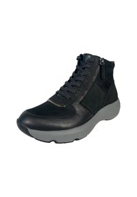 Botín de tobillo de cuero negro y ante con un panel texturizado, cremallera plateada y suela gris. Presenta puntera redondeada y collar acolchado.