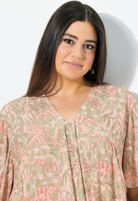 Ulla Popken ANIMAL SHORT SLEEVE  - Tunika - pale reed