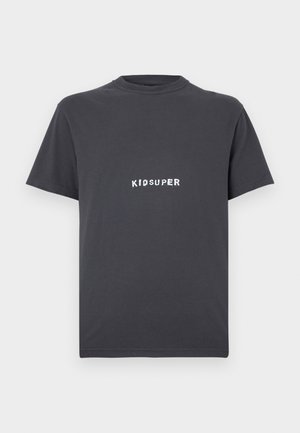 Dunkelgraues T-Shirt mit kurzen Ärmeln aus Baumwolle. Auf der Vorderseite befindet sich ein weiß aufgedrucktes Logo "KIDSUPER". Rundhalsausschnitt, entspannte Passform.