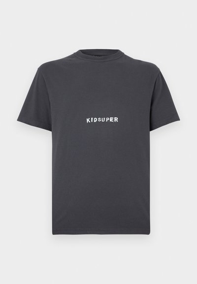 Σκούρο γκρι κοντομάνικο T-shirt από βαμβάκι. Διαθέτει λευκό τυπωμένο λογότυπο «KIDSUPER» στο μπροστινό μέρος. Σχέδιο με στρογγυλή λαιμόκοψη, άνετη εφαρμογή.