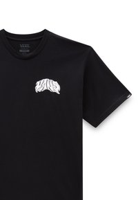 Camiseta de algodón negra con un logotipo de Vans en blanco en una fuente estilizada en el lado izquierdo del pecho. Cuello redondo clásico y mangas cortas.