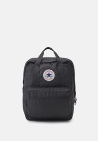 Zaino in tela nera con doppio manico superiore, tasca frontale con zip e patch circolare con logo "Converse All Star". Finitura in tessuto texturizzato.