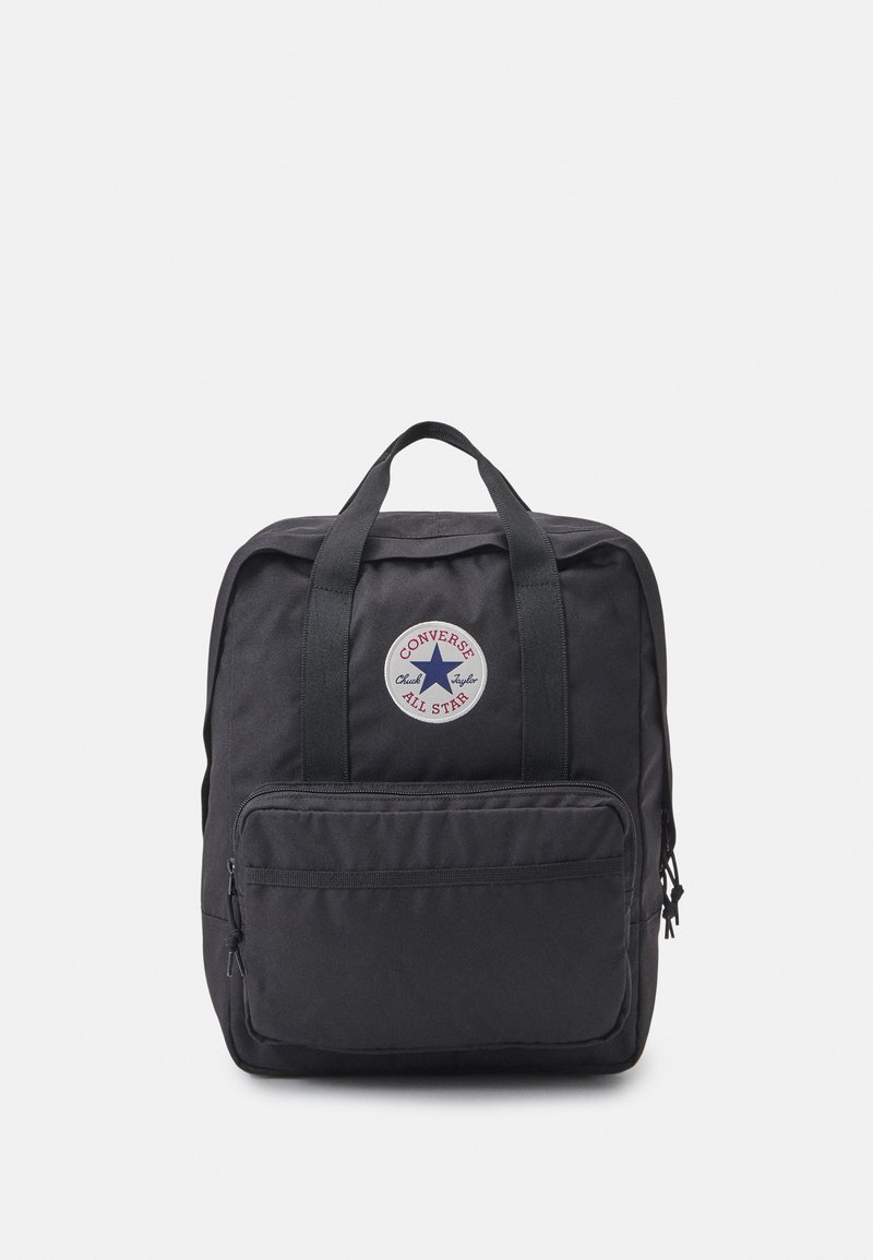 Zaino in tela nera con doppio manico superiore, tasca frontale con zip e patch circolare con logo "Converse All Star". Finitura in tessuto texturizzato.