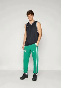 Nike Performance BOSTON CELTICS ZONE PANT - Klubbklær - clover