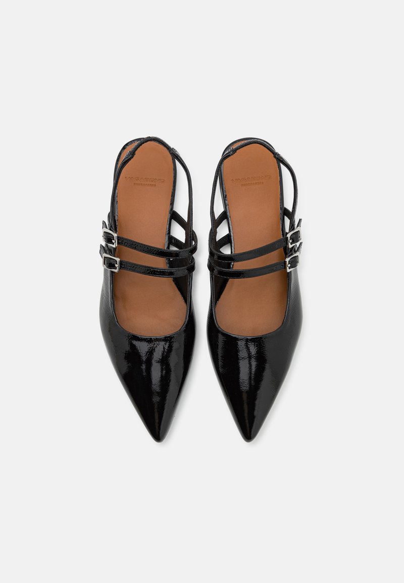 Schwarze Lackleder-Slingback-Schuhe mit spitzen Zehen, ausgestattet mit zwei verstellbaren Riemen und einer glatten braunen Innensohle.