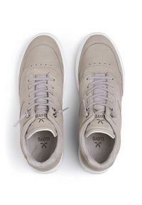 Sneakers beige chiaro realizzati in pelle liscia con punta arrotondata, suola bianca in contrasto e lacci grigi. Sottile perforazione sulla punta.