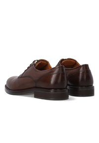 Braune Lederanzugschuhe mit glatter Oberfläche, runder Zehenform, kontrastierenden Nähten und einer stabilen schwarzen Sohle. Klassisches Schnürdesign.