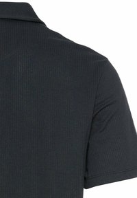Dunkelgrauä Polohemd mit geripptem Muster, subtiler Kragen und kurzen Ärmeln. Das Design betont einen schlanken, lässigen Look.