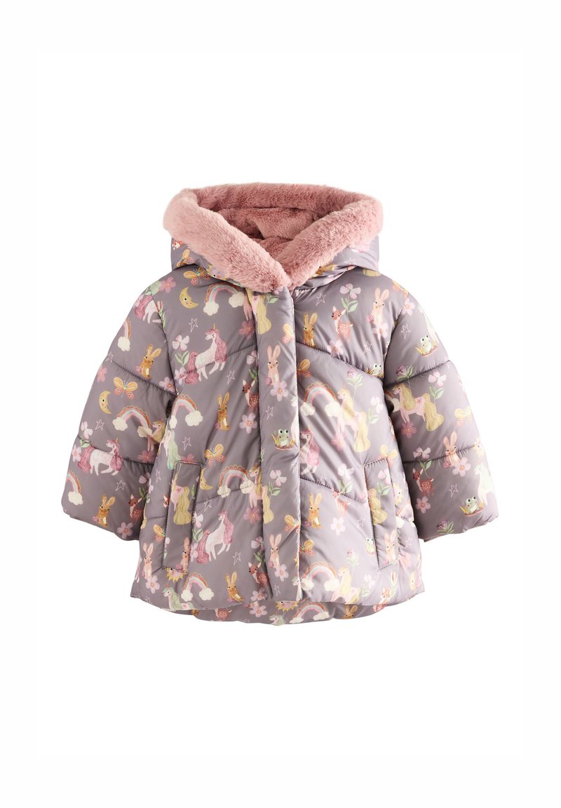 Manteau matelassé violet avec un motif subtil animalier et floral, doté d'une capuche en fausse fourrure rose pâle et de poches avant.