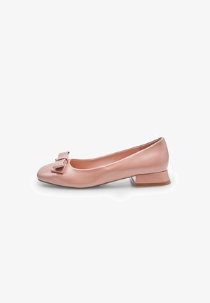 Rosa Leder-Ballerinas mit runder Zehenpartie, kleinem quadratischem Schleifenakzent und einem bescheidenen Blockabsatz. Glatte Textur und lässiges Design.