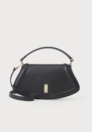 Bolsa de mão em pele preta com um formato estruturado, apresentando uma pega curta e uma alça destacável, realçada por um fecho em tom dourado.