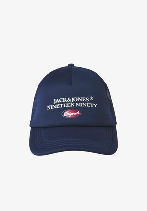 Gorra azul marino hecha de tela suave con lados de malla; presenta el texto "JACK & JONES NINETEEN NINETY" y un acento de logotipo circular rojo.