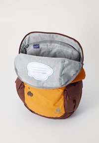 Mochila em tecido laranja e marrom, com uma aba cinza com um design de nuvem, abertura na parte superior e forro interior adequado para organização.
