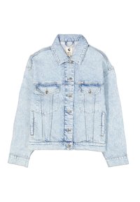 Chaqueta de mezclilla azul claro con un cuello clásico, cierre de botones en la parte delantera, dos bolsillos en el pecho y mangas largas. Presenta una textura ligeramente desgastada.