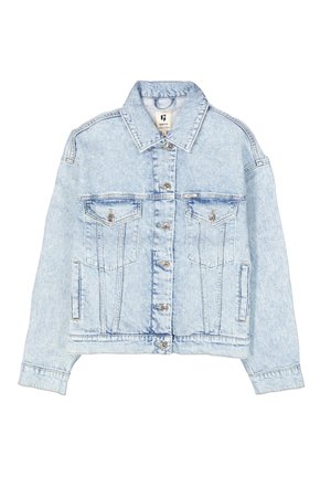 Lichtblauwe denimjack met een klassieke kraag, sluiting met knopen aan de voorkant, twee borstzakken en lange mouwen. Het heeft een licht vervaagde structuur.