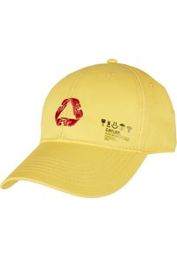 Żółta bawełniana czapka baseballowa z czerwonym haftowanym logo i nadrukowanymi grafikami. Posiada zakrzywiony daszek oraz otwory wentylacyjne na górze.