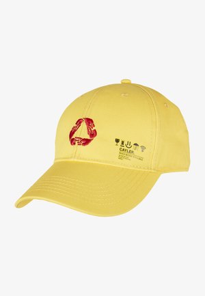 Sárga pamut baseball sapka piros hímezett logóval és nyomtatott grafikákkal. Ívelt karimával és szellőzőlyukakkal rendelkezik a tetején.