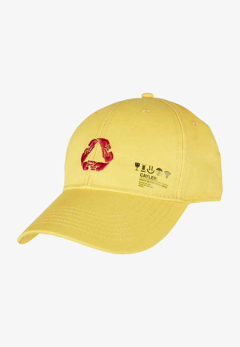 Žltá bavlnená baseballová čiapka s červeným vyšitým logom a potlačenou grafikou. Má zakrivený šilt a ventilačné otvory na vrchu.